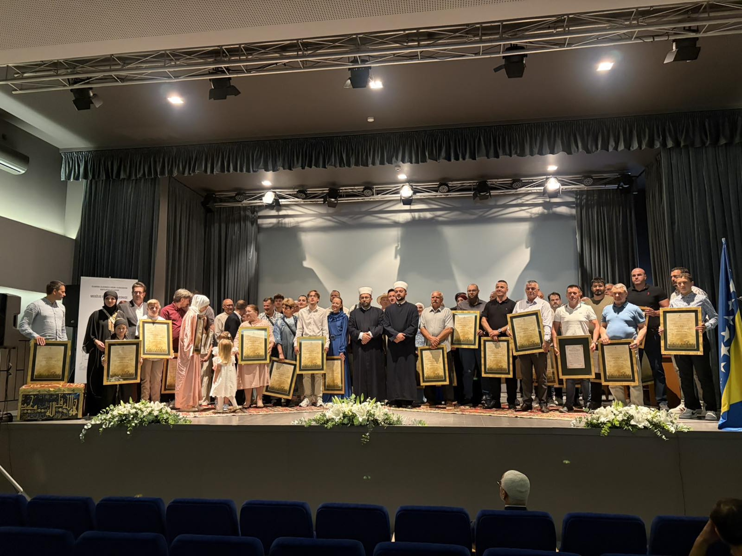 Uručene vakufname i zahvalnice vakifima Azizija džamije u Orašju: Dobro koje ostaje budućim generacijama