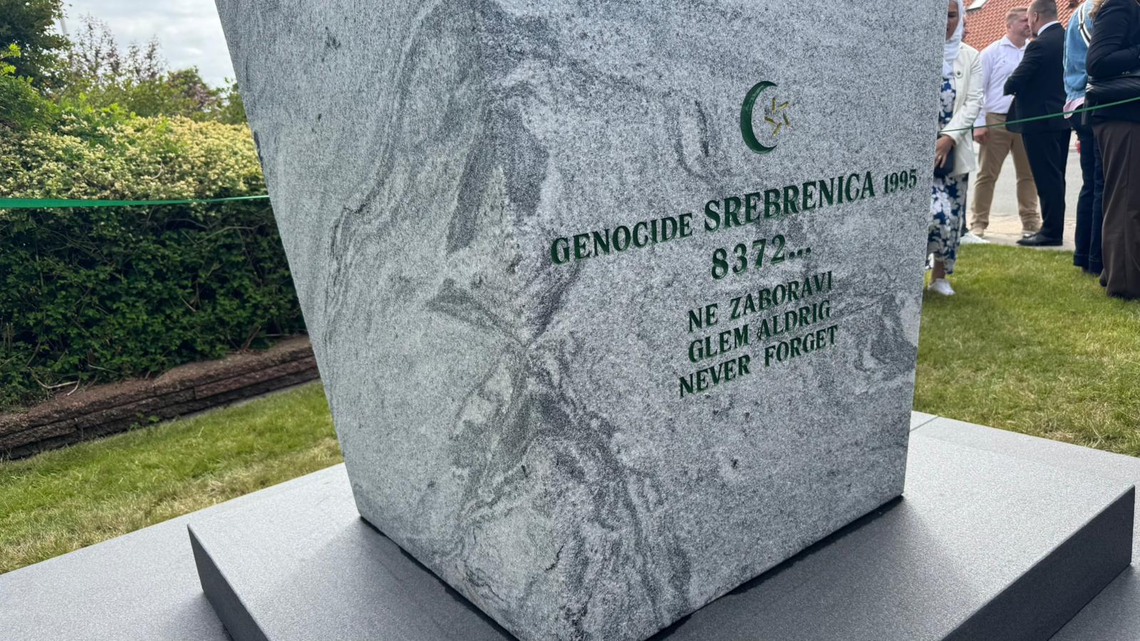 Danska: U Tønderu otkriven spomenik "Cvijet Srebrenice"
