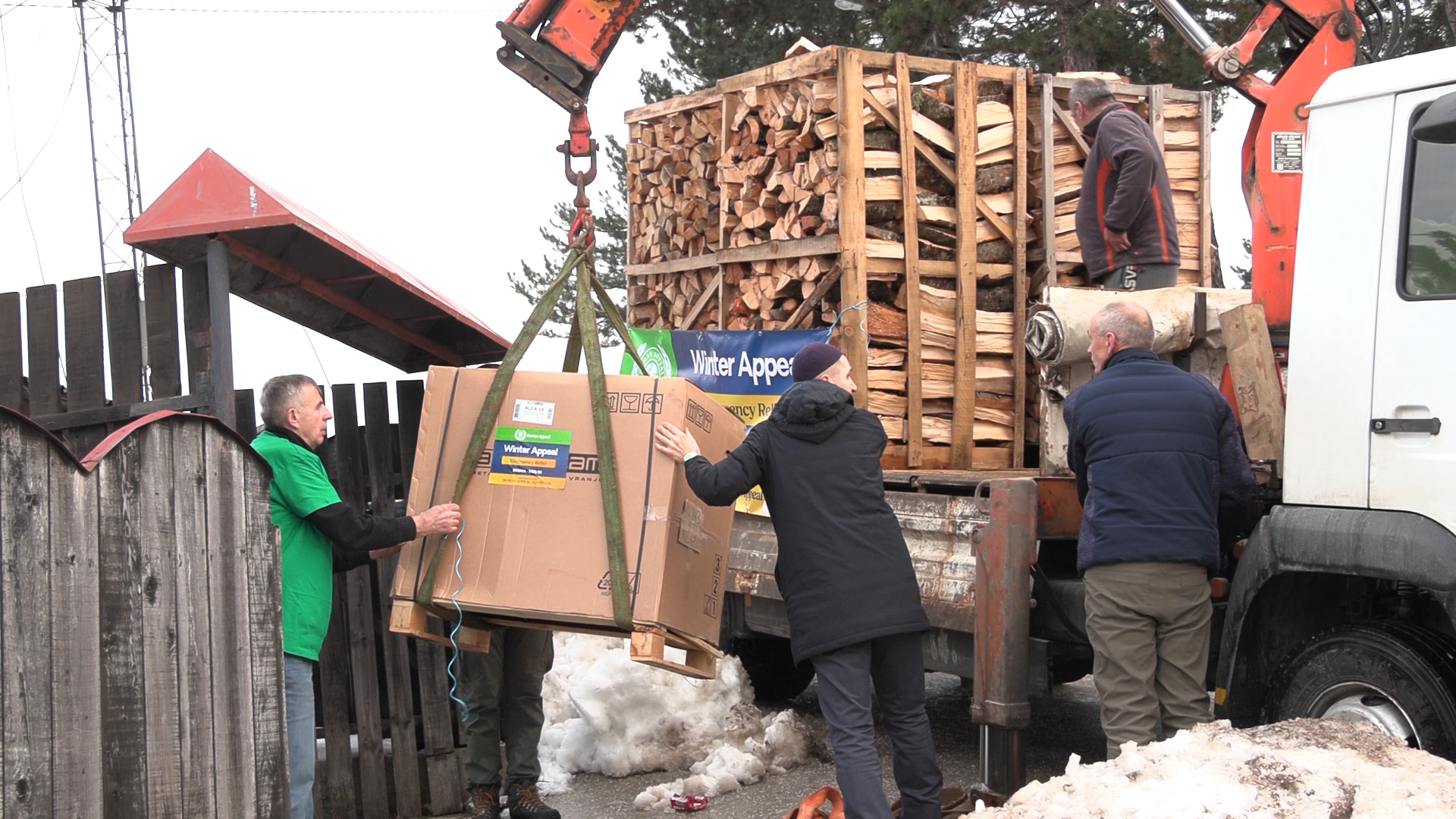 Islamska zajednica u BiH: Počela akcija podjele drva, peći i prehrambenih paketa za ugroženo stanovništvo